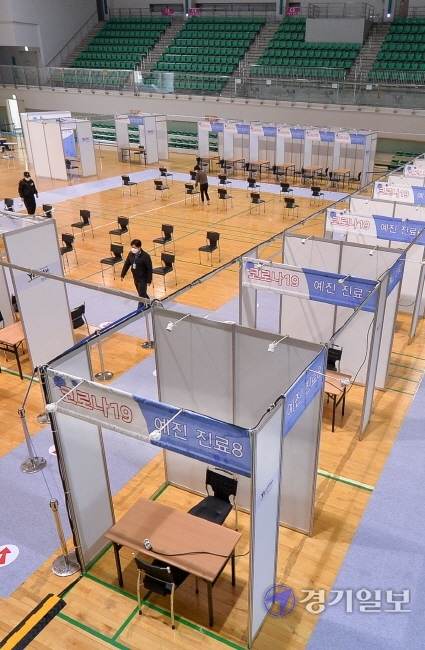 3일 오전 인천 연수구 선학체육관에 설치한 인천시 코로나19 거점 예방접종센터에서 관계자들이 시설을 점검하고 있다. 인천시는 오는 3월말부터 의료인력을 대상으로 백신 예방접종을 시작할 계획이다. 장용준기자