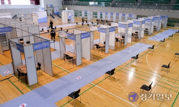 3일 오전 인천 연수구 선학체육관에 설치한 인천시 코로나19 거점 예방접종센터에서 관계자들이 시설을 점검하고 있다. 인천시는 오는 3월말부터 의료인력을 대상으로 백신 예방접종을 시작할 계획이다. 장용준기자