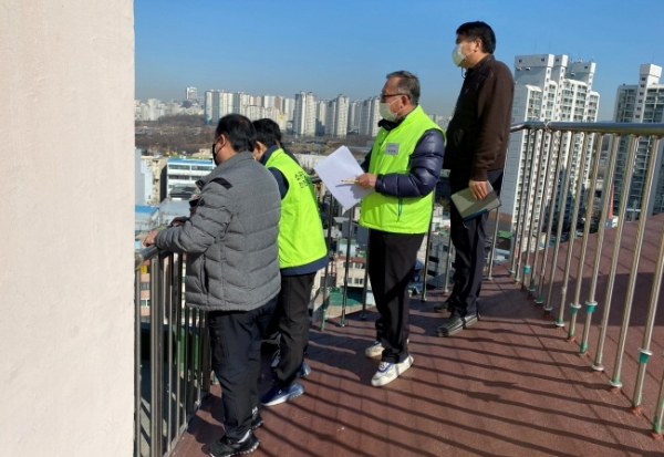 시니어 모니터링단이 점검대상 단지 옥상을 조사하고 있다
