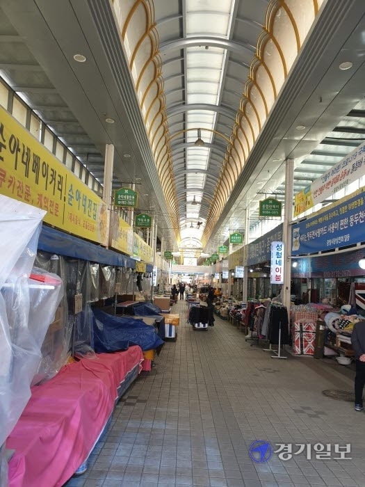 외국인을 포함해 105명이 코로나19에 집단 감염된 3일 동두천시 생연동 중앙시장 인근 중앙공원 선별검사소에서 시민들이 길게 줄을 서 검사를 기다리고 있다. 송진의기자