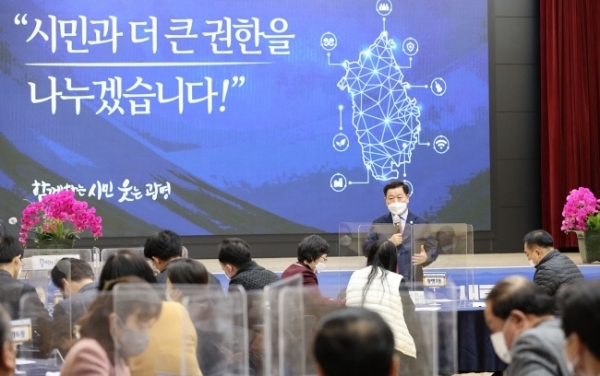 광명시청 대회의실에서 개최된 ‘17개 동 주민자치회와의 소통의 시간’에서 박승원 광명시장이 인사말을 하고 있다. 광명시 제공