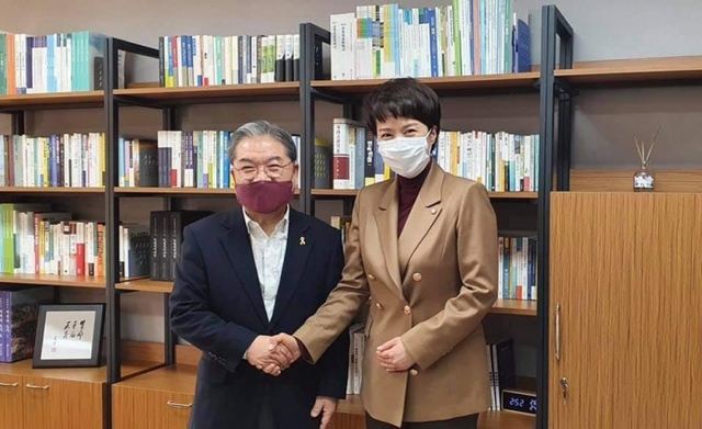 국민의힘 김은혜 의원은 이재정 경기도교육감과 간담회를 갖고 지역 현안 해결을 요청했다. (김은혜 의원실 제공)