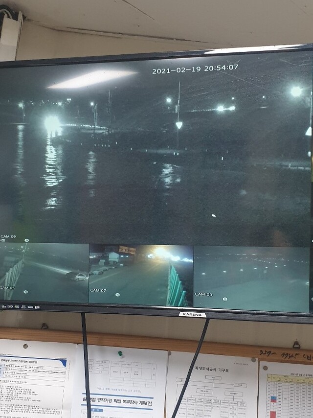 지난달 19일 오후 8시54분께 화성 제부도 바닷길 통제소 내 CCTV에 물이 차오르는 도로의 모습이 보이고 있다. 당시 통제소 안에는 근무자가 없던 것으로 확인됐다. 독자제공
