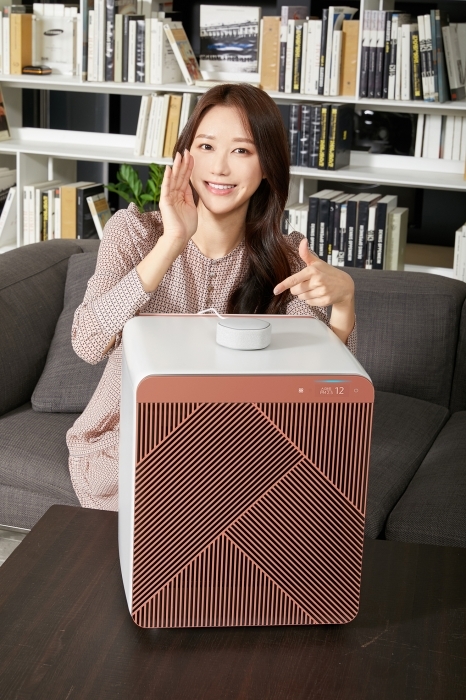 ▲ 삼성전자 모델이 4일 수원 삼성전자 디지털시티 프리미엄하우스에서 삼성 공기청정기 '비스포크 큐브 에어'와 카카오엔터프라이즈 스마트 스피커 '미니헥사', '미니링크' 를 소개하고 있다.(3)