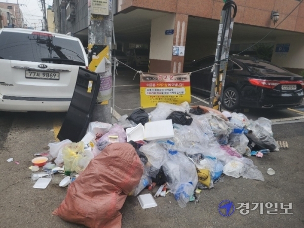 수원시 권선구 세류동 골목길에 쌓여 있는 미수거된 쓰레기들. 황선주기자