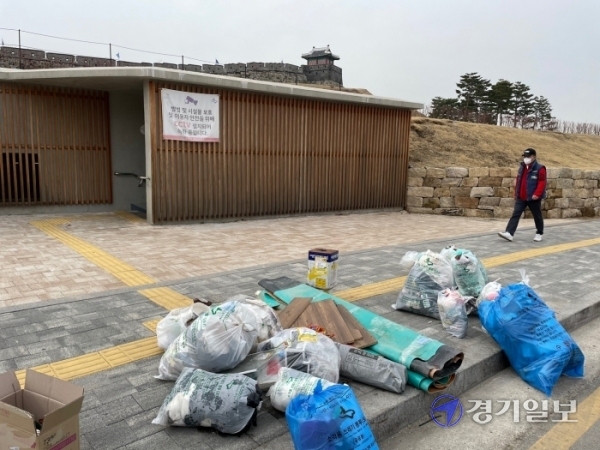 수원시 장안구 연무동 인근 산책로에 나뒹굴고 있는 미수거 쓰레기들 김현옥기자