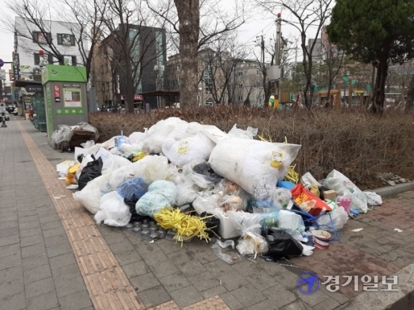 수원시 팔달구 지동 못골놀이터 인근 미수거된 생활 쓰레기 김현옥기자