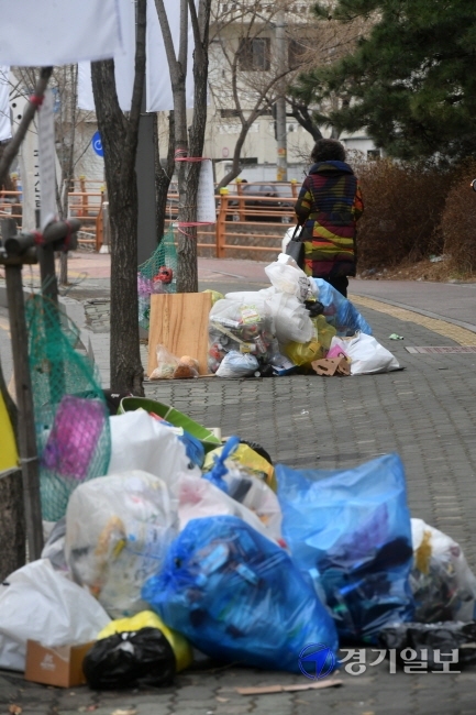 수원시가 생활폐기물 분리배출을 위반한 동(洞) 전체에 대해 쓰레기 수거를 중단한 가운데 4일 오후 시내 곳곳에 수거되지 않은 쓰레기들이 방치돼 있다. 김시범기자