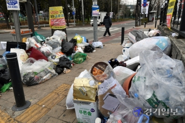 수원시가 생활폐기물 분리배출을 위반한 동(洞) 전체에 대해 쓰레기 수거를 중단한 가운데 4일 오후 시내 곳곳에 수거되지 않은 쓰레기들이 방치돼 있다. 김시범기자