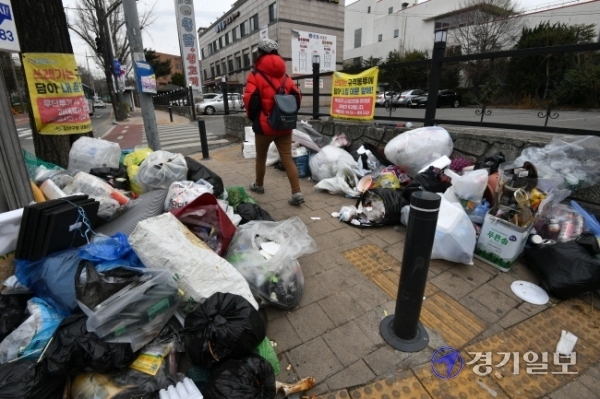 수원시가 생활폐기물 분리배출을 위반한 동(洞) 전체에 대해 쓰레기 수거를 중단한 가운데 4일 오후 시내 곳곳에 수거되지 않은 쓰레기들이 방치돼 있다. 김시범기자