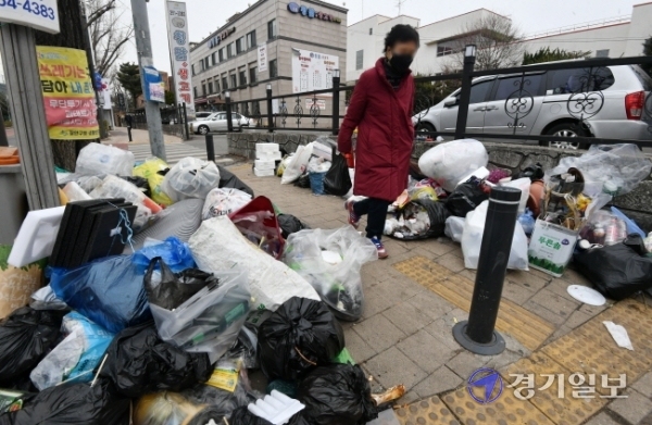 수원시가 생활폐기물 분리배출을 위반한 동(洞) 전체에 대해 쓰레기 수거를 중단한 가운데 4일 오후 시내 곳곳에 수거되지 않은 쓰레기들이 방치돼 있다. 김시범기자