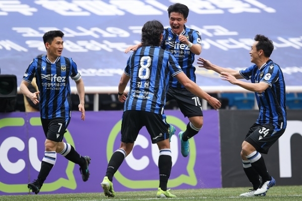 6일 인천축구전용경기장에서 열린 인천 유나이티드와 대구FC의 프로축구 K리그1(1부리그) 2라운드에서 인천 구본철이 전반 13분 선제골을 성공시킨 후 팀 동료들과 환호하고 있다. (사진 왼쪽부터) 김도혁, 김현, 구본철, 오재석_한국프로축구연맹 제공