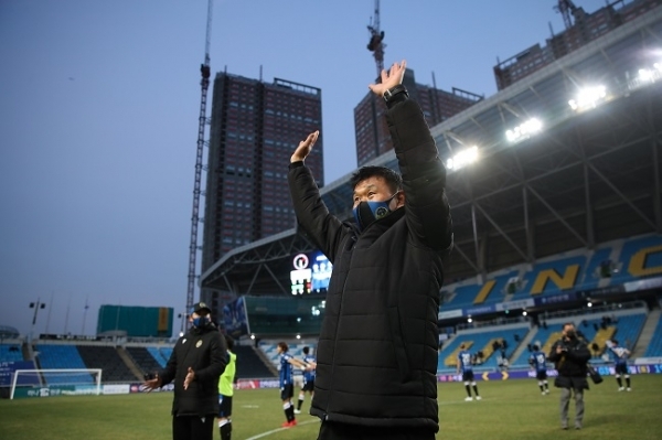 6일 인천축구전용경기장에서 열린 인천 유나이티드와 대구FC의 프로축구 K리그1(1부리그) 2라운드에서 조성환 인천 감독이 2대1 승리로 경기를 마친 후 홈 팬들에게 인사를 하고 있다._한국프로축구연맹 제공