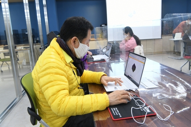 안승남 구리시장이 인창도서관에 설치된 꿈꾸는 공작소를 방문, 프로그램에 참여하고 있다. 구리시 제공