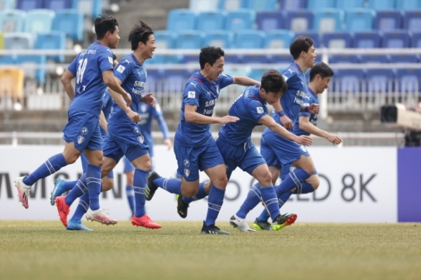 7일 오후 수원월드컵경기장에서 열린 프로축구 수원 삼성과 성남FC의 경기에서 수원의 주장 김민우(오른쪽 세번째)가 전반 40분 선제골을 터뜨린 뒤 동료들과 함께 환호하고 있다.한국프로축구연맹 제공