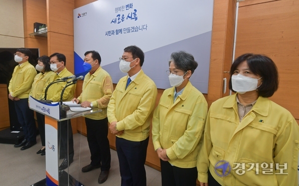 8일 오전 시흥시청에서 시흥시의회 더불어민주당 소속 시의원들이 고개 숙여 사과를 하고 있다. 최근 한 시흥시의회 더불어민주당 소속 시의원이 광명시흥 신도시 예정지 토지를 매입해 투기 의혹을 받아 현재는 탈당계를 제출한 것으로 알려졌다. 윤원규기자