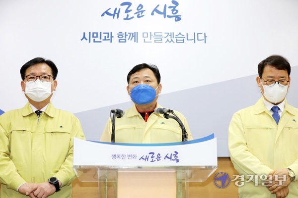 8일 오전 경기도 시흥시청에서 김태경 시흥시의회 운영위원장이 더불어민주당 소속 시의원들과 사과 기자회견을 하고 있다. 최근 한 시흥시의회 더불어민주당 소속 시의원은 광명시흥 신도시 예정지에 토지를 매입해 투기 의혹을 받았으며 현재는 탈당계를 제출한 것으로 알려졌다. 윤원규기자