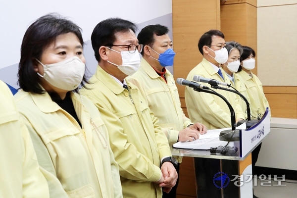 8일 오전 경기도 시흥시청에서 김태경 시흥시의회 운영위원장이 더불어민주당 소속 시의원들과 사과 기자회견을 하고 있다. 최근 한 시흥시의회 더불어민주당 소속 시의원은 광명시흥 신도시 예정지에 토지를 매입해 투기 의혹을 받았으며 현재는 탈당계를 제출한 것으로 알려졌다. 윤원규기자