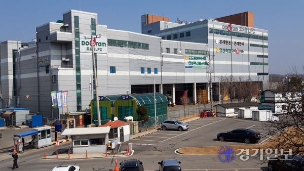 직원 50명이 코로나19에 감염된 것으로 알려진 안성소재 축산물공판장. 인적이 빠져나간 듯 썰렁한 모습을 보이고 있다. 김시범 기자
