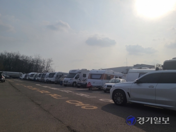 8일 오전 용인시 기흥구 보정동 임시공영주차장에 캠핑카와 승용차가 한데 뒤섞여 주차돼 있다. 김현수기자