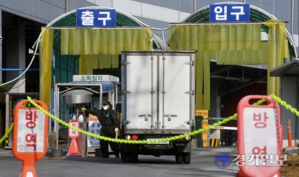 8일 오후 최소 50명의 코로나19 확진자가 발생하면서 작업이 전면 중단된 안성시 한 축산물공판장에서 관계자가 출입을 통제하고 있다. 김시범기자