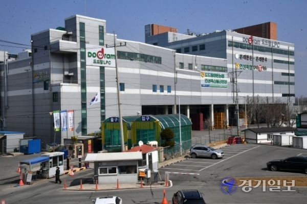8일 오후 최소 50명의 코로나19 확진자가 발생하면서 작업이 전면 중단된 안성시 한 축산물공판장에서 관계자가 출입을 통제하고 있다. 김시범기자