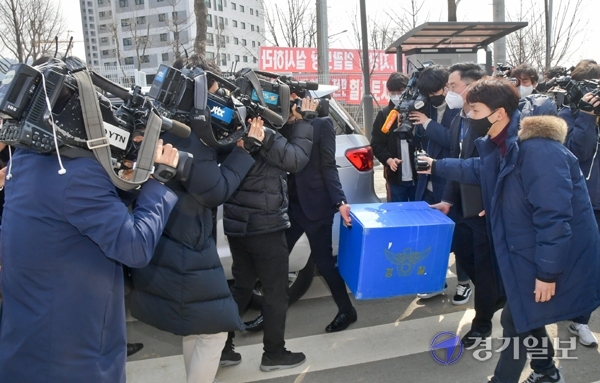 LH 직원들의 경기 광명·시흥 신도시 투기 의혹을 수사 중인 경기남부경찰청 관계자들이 9일 오전 과천시에 위치한 LH 과천의왕사업본부에서 압수수색을 마친 뒤 압수품을 갖고 건물을 나서고 있다. 이날 경기남부경찰청 반부패경제범죄수사대는 경남 진주 LH 본사, LH 과천의왕사업본부, LH 광명시흥사업본부 등에 대해 압수수색을 진행했다. 윤원규기자