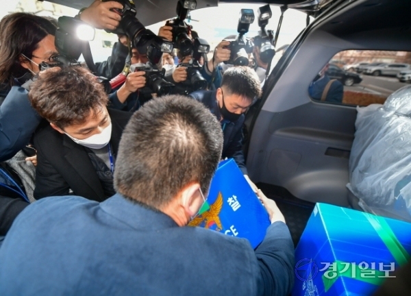 9일 오후 광명시 한국토지주택공사(LH) 광명시흥사업본부에서 경기남부경찰청 반부패경제범죄수사대가 LH 직원 3기 신도시 투기 의혹과 관련해 압수수색을 마치고 압수품을 옮기고 있다.조주현기자