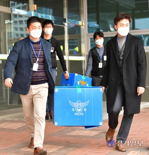 9일 오후 광명시 한국토지주택공사(LH) 광명시흥사업본부에서 경기남부경찰청 반부패경제범죄수사대가 LH 직원 3기 신도시 투기 의혹과 관련해 압수수색을 마치고 압수품을 옮기고 있다.조주현기자