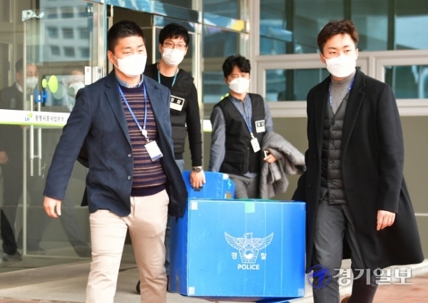 9일 오후 광명시 한국토지주택공사(LH) 광명시흥사업본부에서 경기남부경찰청 반부패경제범죄수사대가 LH 직원 3기 신도시 투기 의혹과 관련해 압수수색을 마치고 압수품을 옮기고 있다.조주현기자