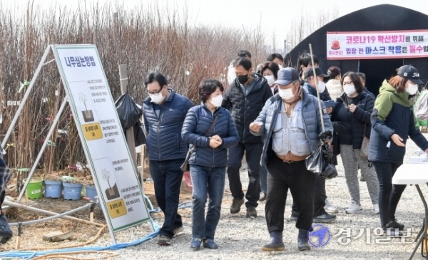 9일 오전 개장한 인천 남동구 인천산림조합 나무시장에서 때맞춰 찾아온 시민들이 묘목을 사가고 있다. 산림조합 나무시장은 조합원이 재배한 좋은 품질의 나무를 직접 판매해 시중의 나무 시장보다 10∼30％ 정도 저렴하게 구매 할수 있다. 장용준기자