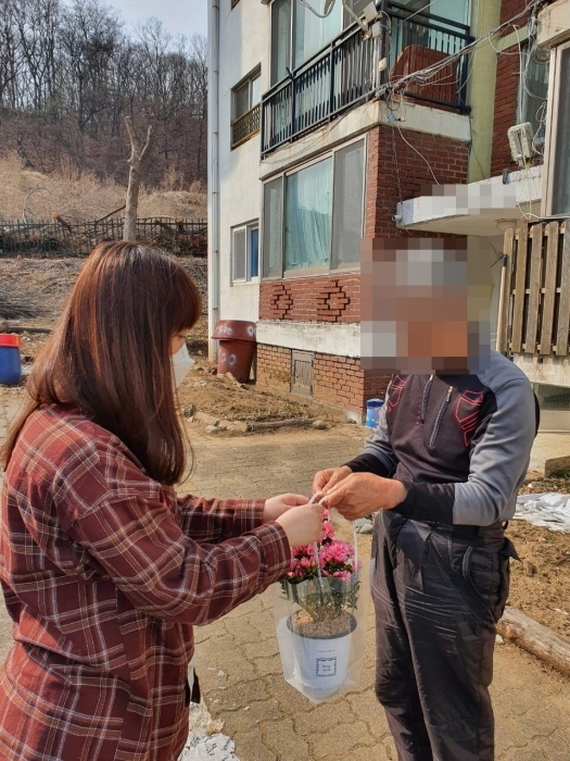 ▲ 9-1. 동두천시 그린화원, 불현동 취약계층에 봄맞이 화분 후원