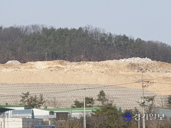 포천시 신북면 에코그린 일반산업단지 조성현장에서 발생한 석재 수백t이 군내면 그읍천 수해상습지 개선공사 현장으로 불법 반입돼 말썽을 빚고 있다. 사진은 에코그린 일반산업단지 조성현장. 김두현기자