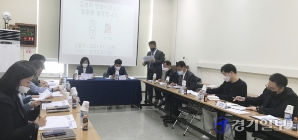 11일 오후 김보라 안성시장(가운데)이 경기도축구협회를 방문해 도협회장기 축구대회 개최 관련 논의를 하고있다.김경수기자