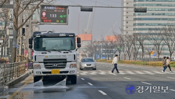 경기·인천지역에 올봄 첫 미세먼지 비상저감조치가 시행된 11일 오전 수원시 팔달구 인계동에서 미세먼지 저감 살수 차량이 물청소를 하고 있다. 윤원규기자