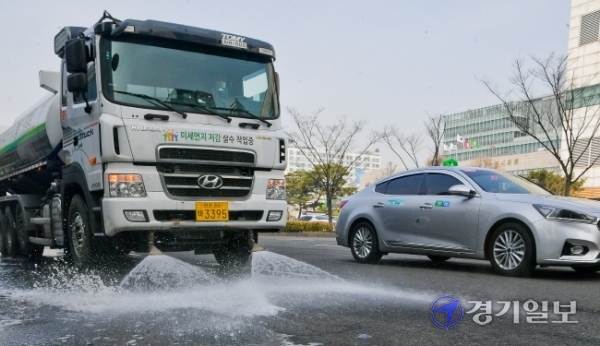경기·인천지역에 올봄 첫 미세먼지 비상저감조치가 시행된 11일 오전 수원시 팔달구 인계동에서 미세먼지 저감 살수 차량이 물청소를 하고 있다. 윤원규기자