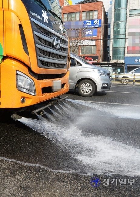 경기·인천지역에 올봄 첫 미세먼지 비상저감조치가 시행된 11일 오전 수원시 팔달구 인계동에서 미세먼지 저감 살수 차량이 물청소를 하고 있다. 윤원규기자