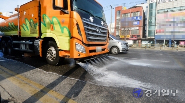 경기·인천지역에 올봄 첫 미세먼지 비상저감조치가 시행된 11일 오전 수원시 팔달구 인계동에서 미세먼지 저감 살수 차량이 물청소를 하고 있다. 윤원규기자