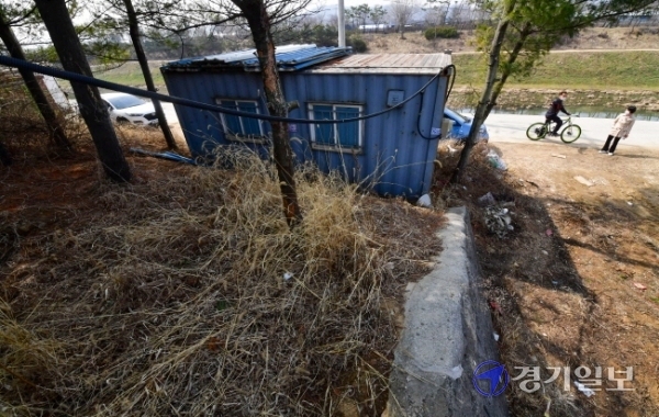 광명시와 시흥시 일부 공무원들의 신도시 땅 투기 의혹이 제기된 가운데 투기 정황이 속속 드러나고 있다. 사진은 시흥시 소속 6급 공무원 A씨가 지난 10월 매입한 땅. 조주현기자