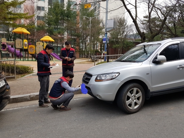 징수과 직원들이 체납 차량 번호판을 영치하고 있다. 용인시