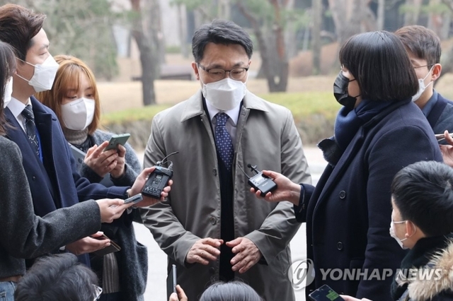 ▲ 취재진 질문에 답하는 김진욱 공수처장. 연합뉴스