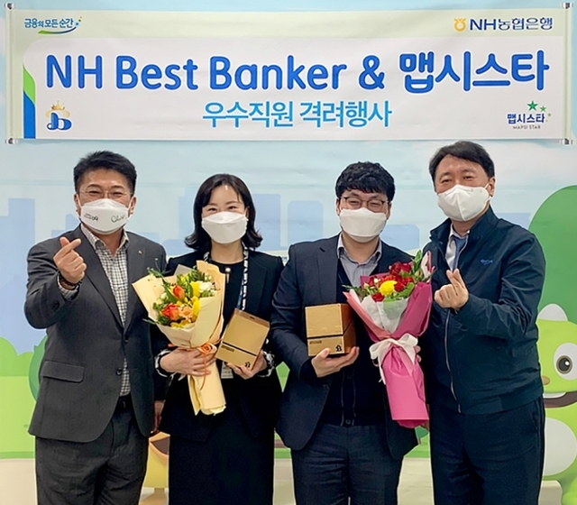 권준학 은행장(사진 오른쪽 첫 번째)과 김용택 노조위원장(사진 왼쪽 첫 번째)이 강원도 원주시지부에서 우수직원들을 격려하고 있다.
