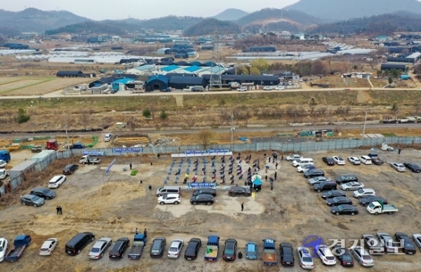 12일 오후 시흥시 과림동 하수종말처리장 부지에서 열린 '시흥광명 신도시 대책위원회 발대식'에서 참석자들이 설명을 듣고 있다.  이날 대책위는 광명시흥 3기 신도시 사업의 정상화와 LH 직원 및 정치인의 투기 의혹에 대한 철저한 조사 및 처벌, 공시지가 대비 2.5~3배 이상의 손실 보상을 요구했다. 조주현기자