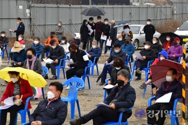 12일 오후 시흥시 과림동 하수종말처리장 부지에서 열린 '시흥광명 신도시 대책위원회 발대식'에서 참석자들이 설명을 듣고 있다.  이날 대책위는 광명시흥 3기 신도시 사업의 정상화와 LH 직원 및 정치인의 투기 의혹에 대한 철저한 조사 및 처벌, 공시지가 대비 2.5~3배 이상의 손실 보상을 요구했다. 조주현기자