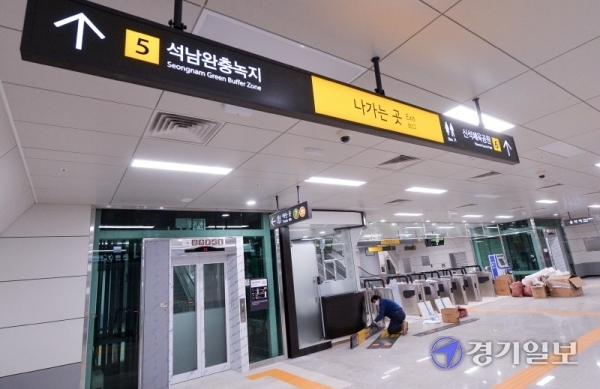 서울도시철도 7호선 석남연장선의 시운전을 시작한 13일 오후 종착역인 인천 서구 석남역에서 관계자들이 역사내 표지판을 붙이고 있다.  인천교통공사는 역사 2곳의 운영권과 시운전 진행등을 위한 협의를 관계기관과 원만히 마치고 오는 5월 22일 개통할 예정이다. 장용준기자