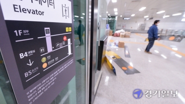 서울도시철도 7호선 석남연장선의 시운전을 시작한 13일 오후 종착역인 인천 서구 석남역에서 관계자들이 역사내 표지판을 붙이고 있다.  인천교통공사는 역사 2곳의 운영권과 시운전 진행등을 위한 협의를 관계기관과 원만히 마치고 오는 5월 22일 개통할 예정이다. 장용준기자