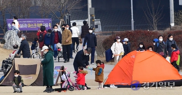 13일 오후 시흥시 갯골생태공원에서 시민들이 봄나들이를 즐기고 있다.조주현기자
