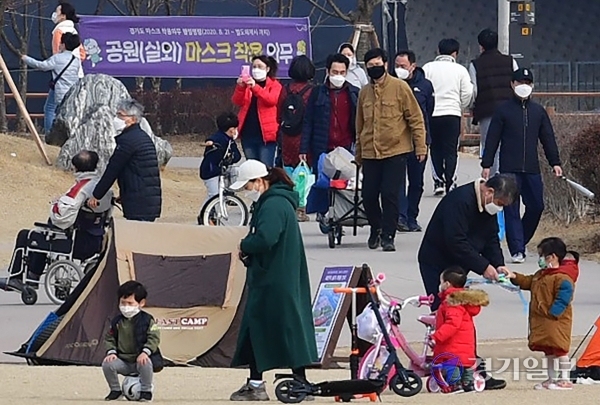 13일 오후 시흥시 갯골생태공원에서 시민들이 봄나들이를 즐기고 있다.조주현기자