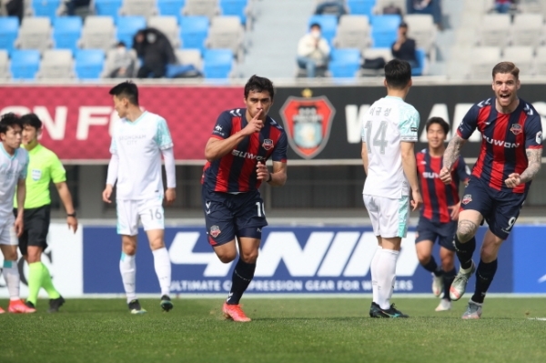 14일 오후 수원종합운동장에서 열린 수원FC와 성남FC 간 '하나원큐 K리그1 2021' 4라운드에서 수원FC 미드필더 무릴로가 전반 19분 선제골을 기록한 후 세레머니를 하고 있다. 한국프로축구연맹 제공<br>