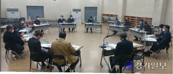 최근 여주시 능서면 복지회관에서 김규창 도의원 요청으로 열린 회의에서 경기도 갈등조정팀이 이천화장장 조성에 반대하는 여주 주민 대표들로부터 의견을 듣고 있다. 류진동기자